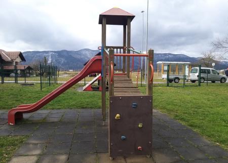 Popravilo igral pri OŠ Cerknica 04  Foto Boštjan Otoničar